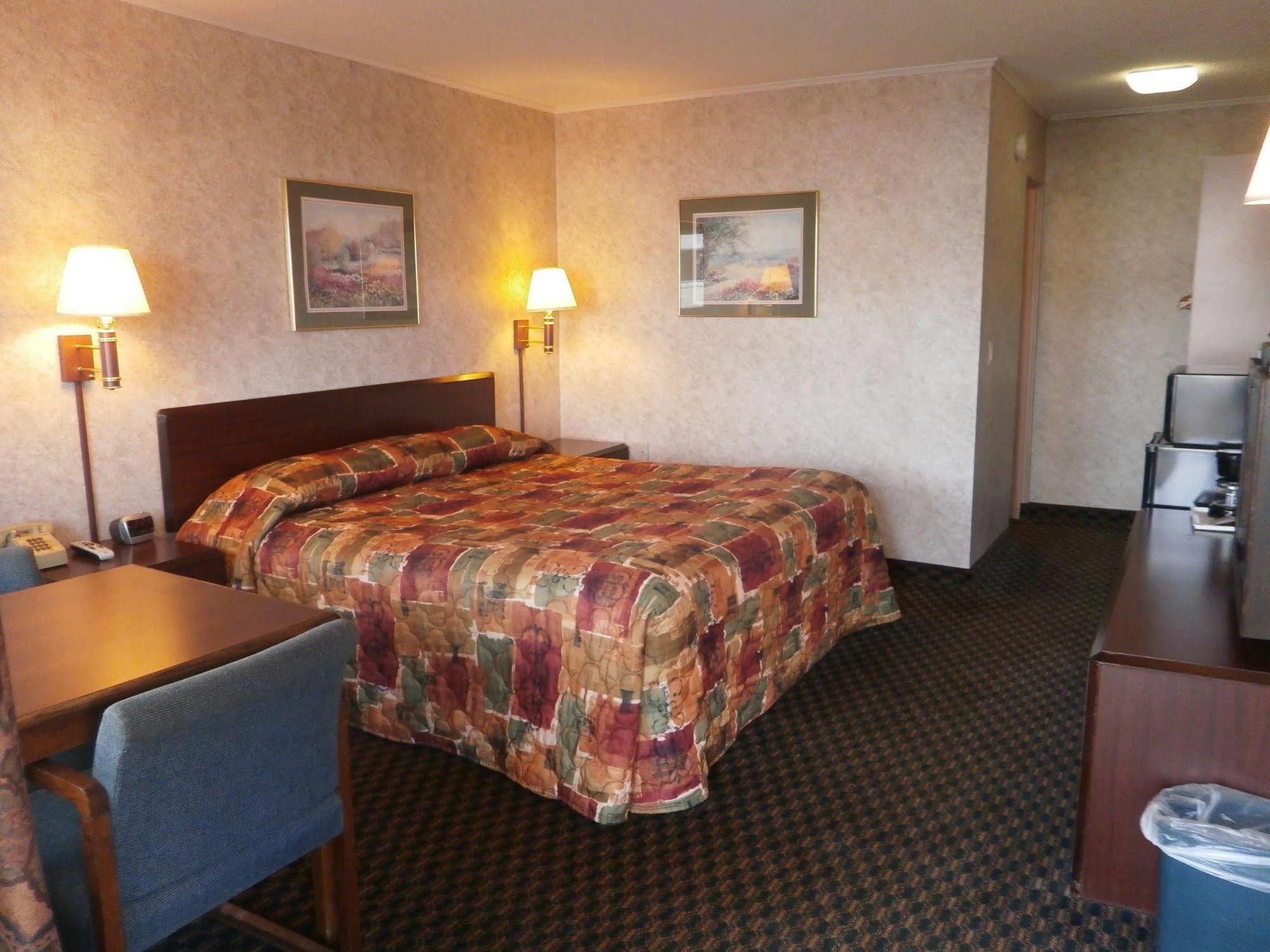 Richmond Inn And Suites Exterior photo